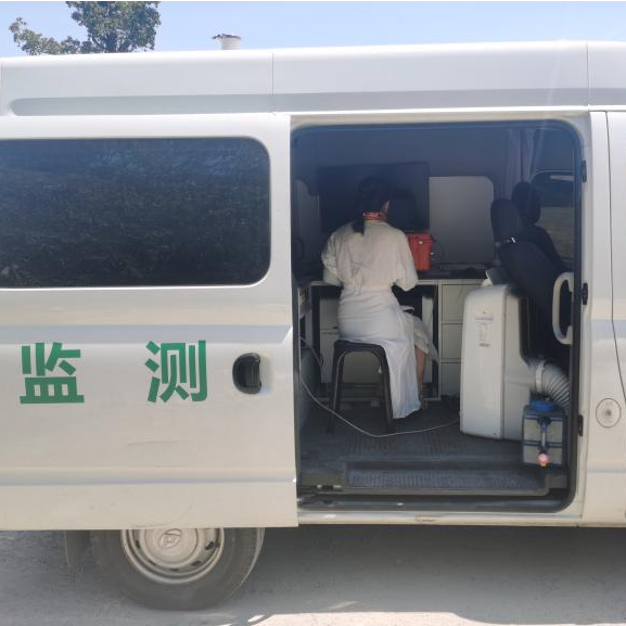 图一 昕甬智测应用工程师现场操作HT8850温室气体分析仪